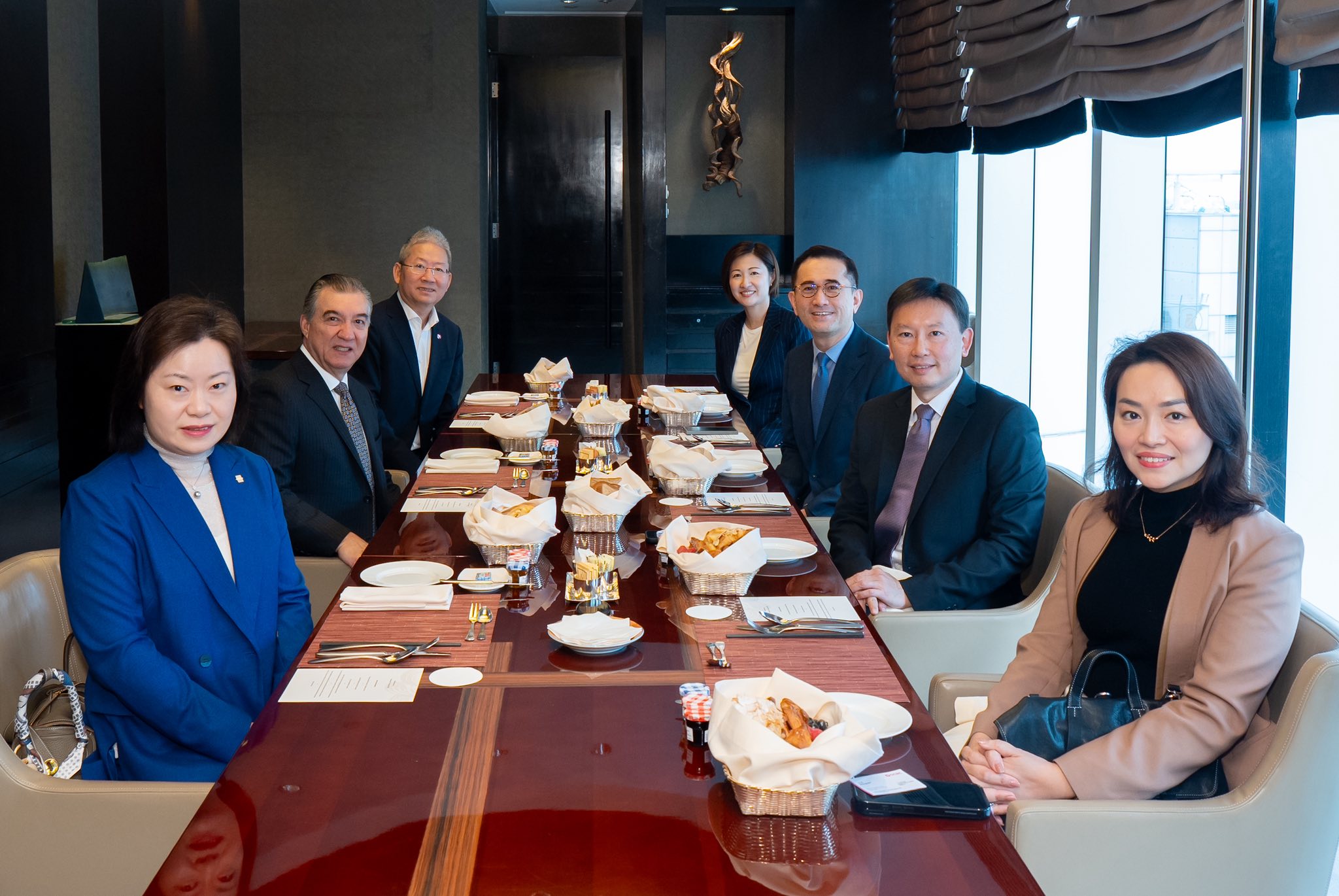 Chee Hong Tat, who is also the deputy chairman of the Monetary Authority of Singapore board of directors, at a meeting with senior representatives from DBS, OCBC and UOB who are based in Hong Kong.