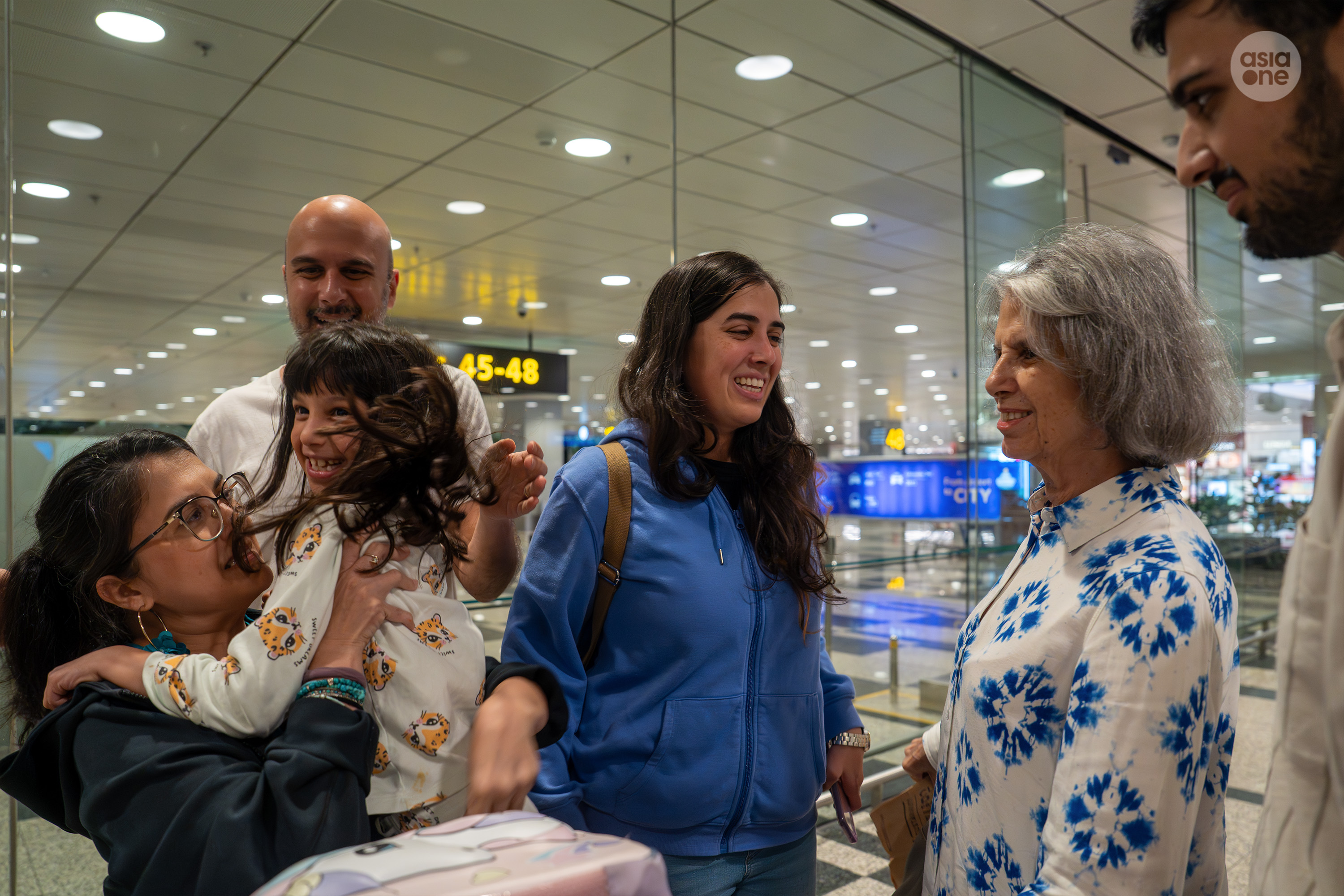 Zehra Zafar and her 5-year-old daughter reuniting with their family.