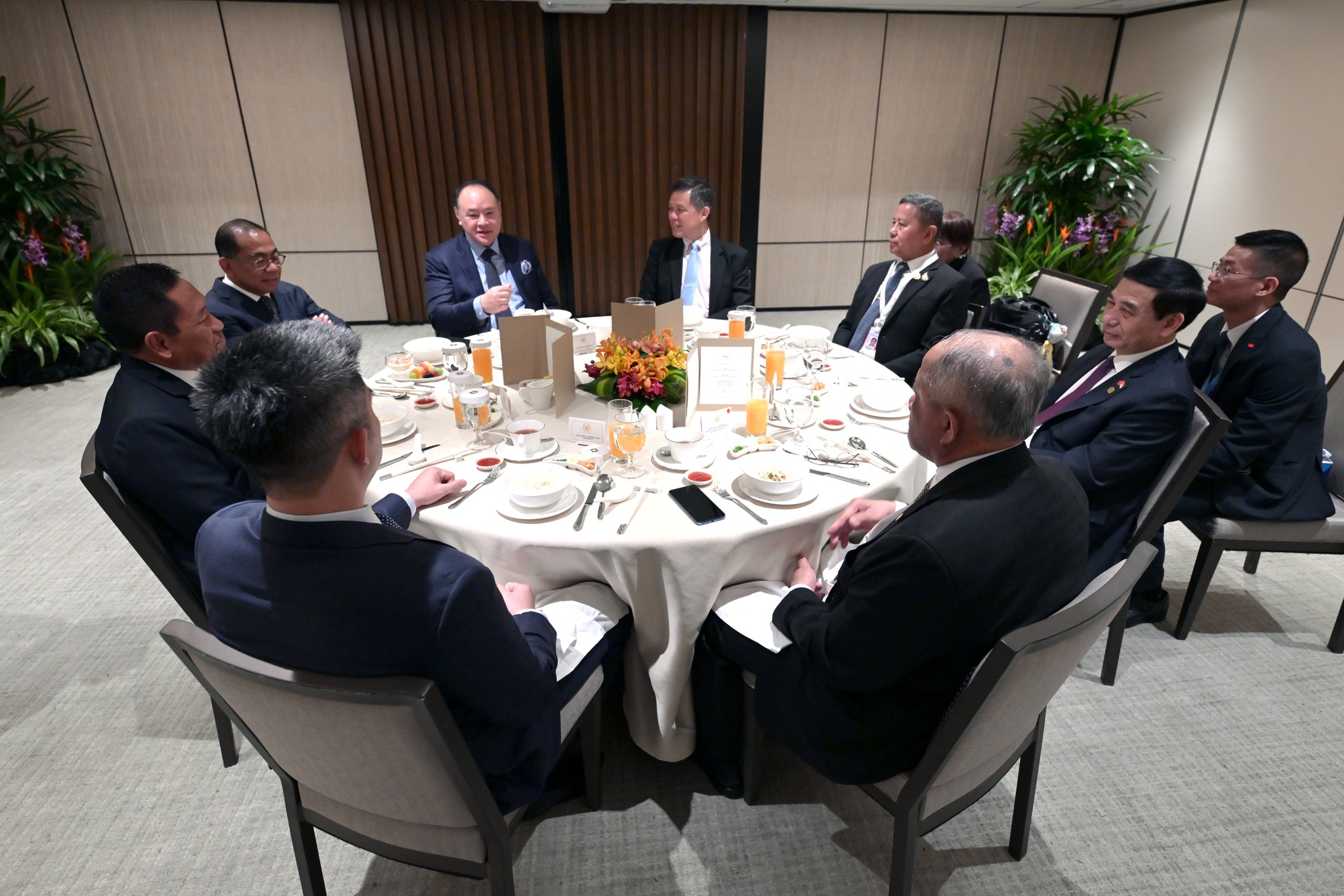 Singapore's and the Philippines' defence ministers co-hosted a breakfast for their Asean defence counterparts on Saturday (May 30) morning.