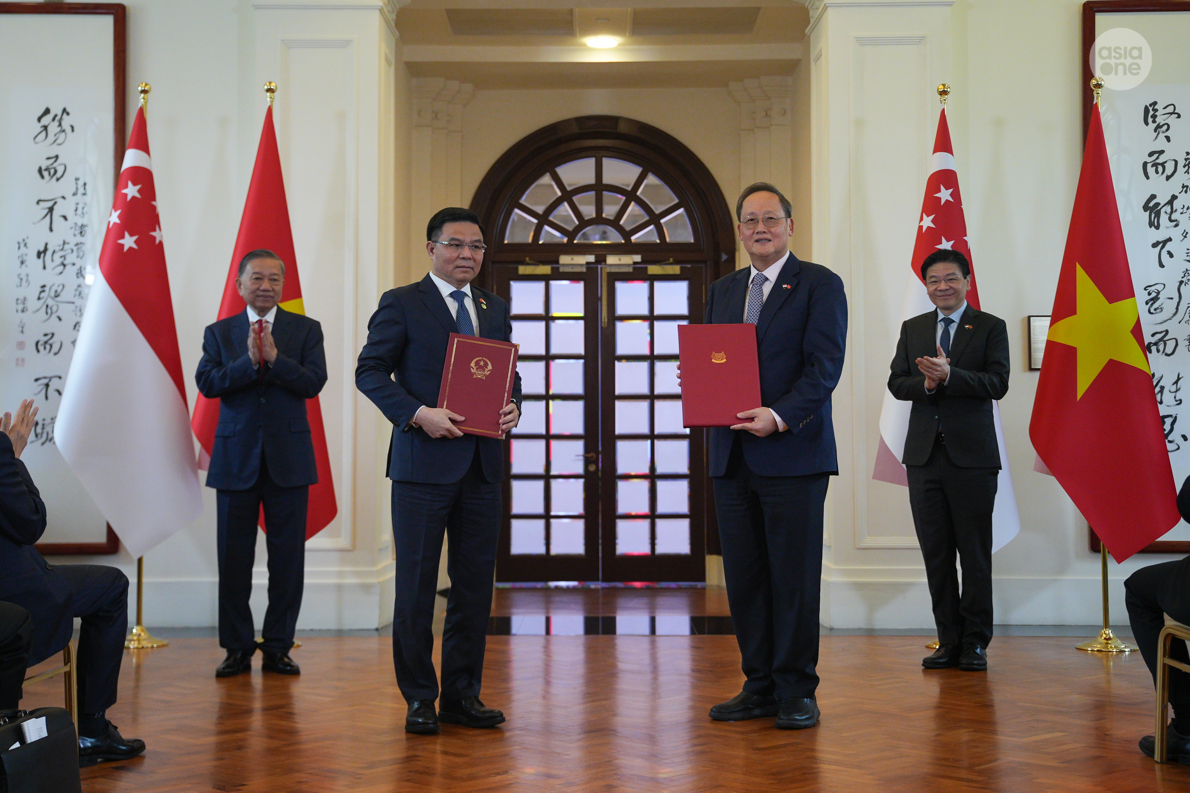 Singapore's Minister-in-charge of Energy and Science and Technology Dr Tan See Leng (right), exchanging the joint statement on supply chain resilience with Vietnam's Minister of Industry and Trade Dr Le Manh Hung (left).