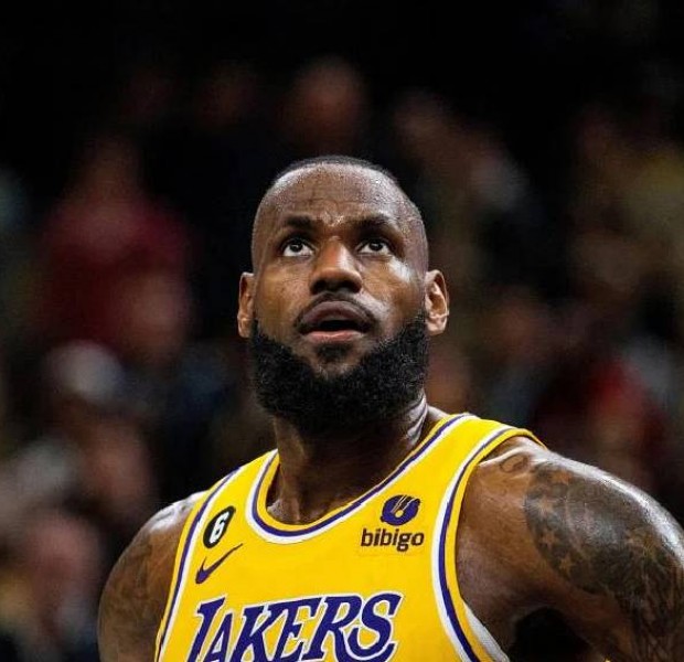 LeBron&#039;s record chase hottest item in Hollywood; courtside ticket hits $90,000